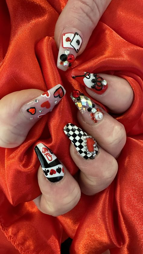 Queen Of Hearts Nails Acrylic, Queen Of Hearts Nails Designs Alice In Wonderland, Queen Of Hearts Nail Art, Queen Of Hearts Nails Designs, Queen Of Hearts Nails, Steampunk Nails, Daisy Acrylic Nails, Hearts Nails, Cartoon Nails