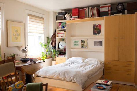 This 420 square foot studio pairs bright colors with midcentury modern pieces and plenty of space saving solutions. Studio Apartment Ideas Murphy Bed, Murphy Bed Apartment, Murphy Bed Studio Apartment, Studio Apartment Murphy Bed, New York Studio Apartment, Murphy Bed Ideas, Horizontal Murphy Bed, Apt Ideas, Tiny Apartments