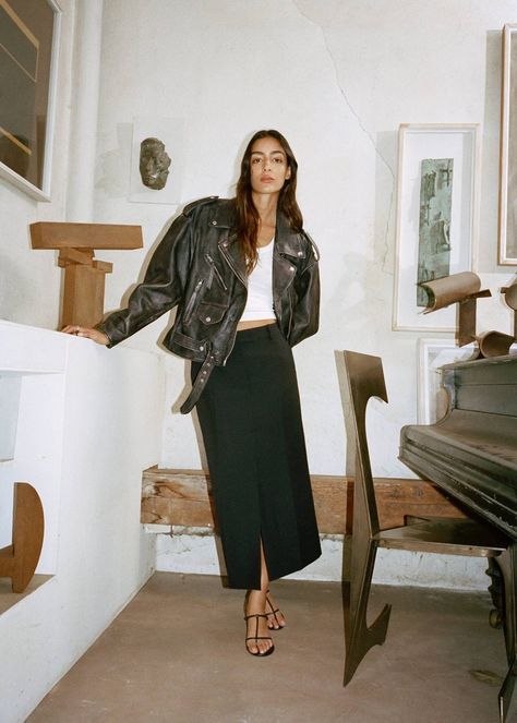 Leather Grunge Aesthetic, Pencil Midi Skirt Outfit, Portugal Street Style, Skirts Photoshoot, Oversize Blazer Outfit, Photoshoot Moodboard, Pencil Skirt Outfits, Looks Street Style, Mode Ootd