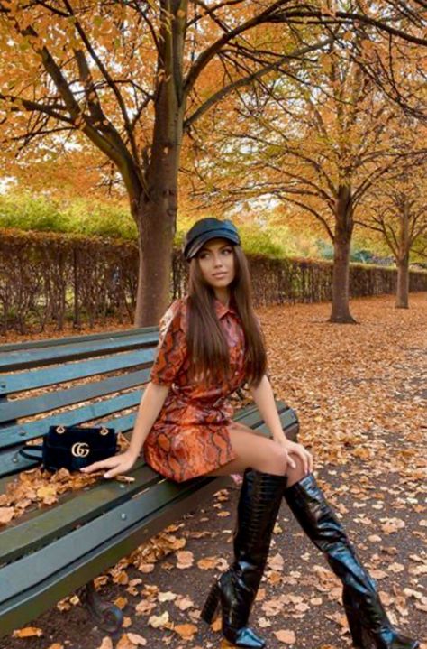 Fall Portraits, Beautiful Photoshoot Ideas, Foto Shoot, Autumn Park, Sitting Poses, Woman Sitting, Senior Photoshoot, Fall Photoshoot, Instagram Outfits