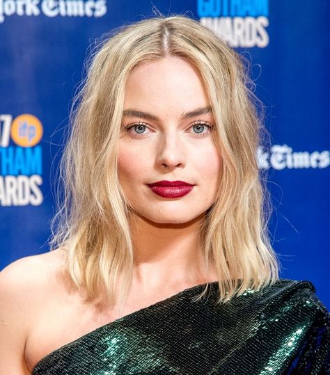 We rounded up 34 of Margot Robbie's best-ever beauty looks. Read on for every red carpet and hair moment we're completely head over heels for. Blonde Hair Inspiration, Beauty Looks, Red Lipstick, Margot Robbie, Hair Inspiration, Blonde Hair, Red Carpet, Hollywood, Carpet