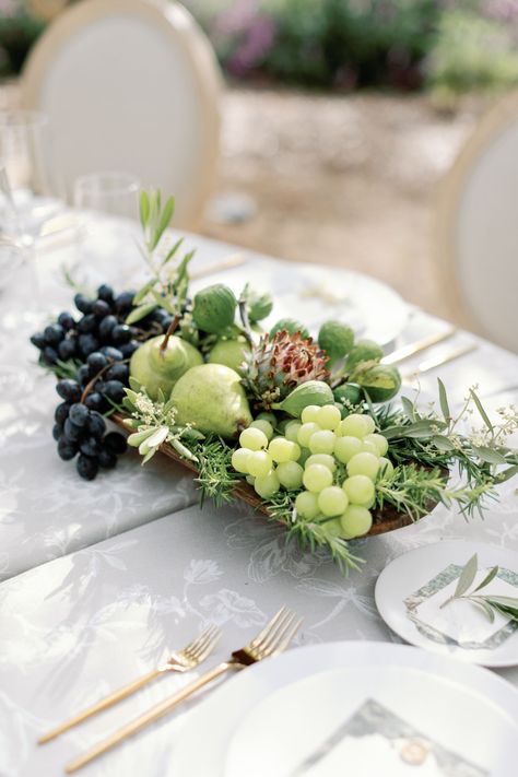 A Fresh Take on the Classic Italian Wedding: “Summer in Tuscany” - Magnolia Rouge Tuscany Wedding Theme Centerpieces, Grapes Centerpiece Wedding, Fig Theme Wedding, Wedding Table Fruit, Wedding Fruit Decor, Magnolia Wedding Theme, Fruit Centerpieces Wedding, Italy Inspired Wedding, Tuscany Wedding Theme