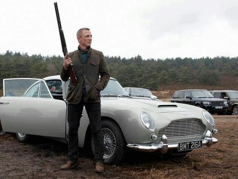 Daniel Craig Skyfall, Daniel Craig Style, Bond Outfits, Craig Bond, James Bond Skyfall, James Bond Cars, New James Bond, James Bond Style, Daniel Craig James Bond