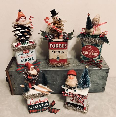 Spice Tins Christmas, Christmas Assemblage, Tart Tins, Christmas Diorama, Vintage Christmas Crafts, Christmas Vignettes, Christmas Spices, Spice Tins, Vintage Xmas