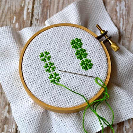 cross stitch four leaf clover Diy Hair Clip, Clip Ideas, Embroidery Tips, Hair Clips Diy, Happy Song, Learn Embroidery, Cross Stitch Borders, Crochet Cross, Diy Hair