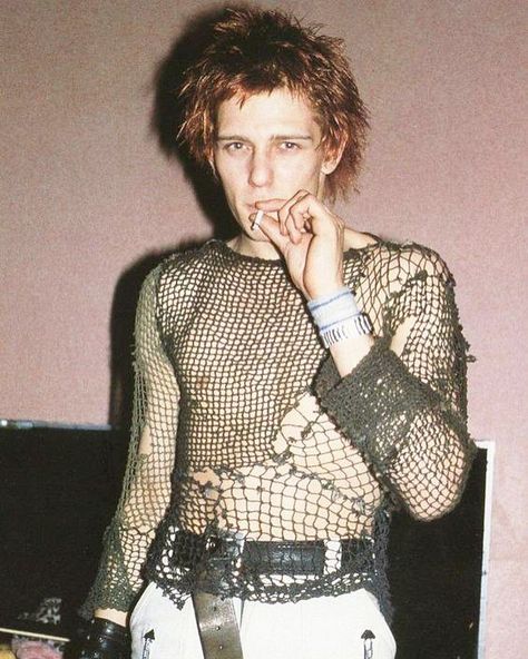 Rock Gallery ✨ on Instagram: “Paul Simonon of The Clash, 1977” 80s Punk Fashion, Stile Punk Rock, Punk 80s, Paul Simonon, Look 80s, 90s Punk, Estilo Punk Rock, 70s Punk, 80s Punk