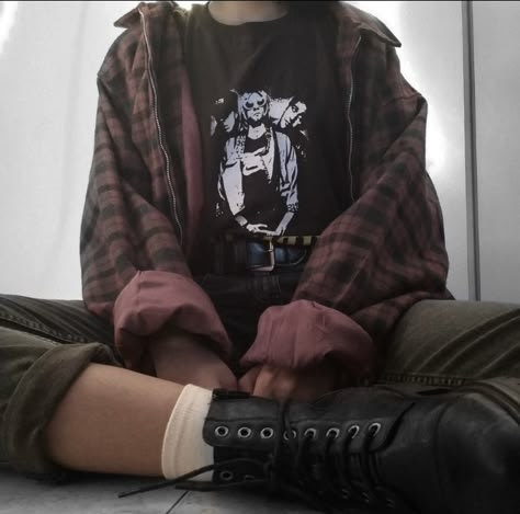 Grunge Gender Neutral, Grunge Outfits Gender Neutral, Asexual Outfit Aesthetic, Grunge Cardigan Outfit, 90s Grunge Fashion Punk, Masculine Grunge Outfits, Shirt Short Sleeve Outfit, Grunge Masc Outfits, Grungy Clothes