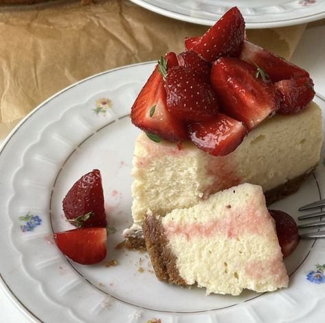 Strawberry Cheesecake Aesthetic, Cheesecake Aesthetic, Fluffy Cheesecake, Be Your Own Muse, Yummy Cheesecake, Cinnamon Toast Crunch, Pretty Dessert, Food Babe, Strawberry Cheesecake