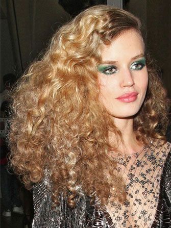 Deja Vu? Georgia May Jagger Channels Mom Jerry Hall #Refinery29 Studio 54 Hair, 70s Disco Hair, 70s Disco Makeup, 70s Hair And Makeup, 70s Hairstyles, Look Disco, Disco Makeup, Disco Hair, 70s Glamour