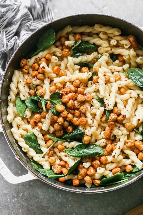 Pasta e Ceci Alla Romana (Pasta with Chickpeas) is light and spicy! It's packed with crispy chickpeas, roasted garlic, lemon and nutty parmesan cheese. So delish! Pasta Saludable, Pasta With Chickpeas, Gemelli Pasta, Healthy Pasta Dishes, Chickpea Pasta, For Keeps, Crispy Chickpeas, Parmesan Pasta, Healthy Pastas