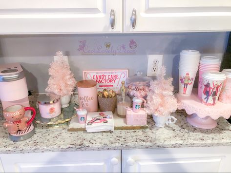 Pink Christmas Coffee Bar, Pink Kitchen Christmas Decor, Hot Cocoa Station Ideas, Pink Coffee Bar Ideas, Pink Hot Cocoa Bar, Pink Coffee Bar, Hot Cocoa Station, Barbie Winter, Pink 2023