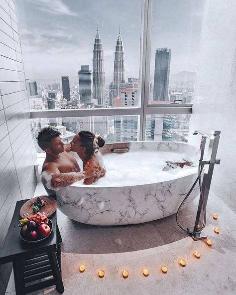 Bathup Couple, Couples Bathroom, Romantic Bath, Bath Aesthetic, Romantic Questions, Romances Ideas, Romantic Photos Couples, Classy Couple, Couples Vibe