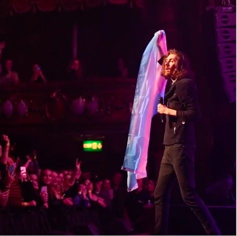 Hozier Pride Flag, Hozier Trans Flag, Hozier Dinner And Diatribes Aesthetic, Hozier With Pride Flag, Hozier Live, Hozier Performing, Andrew John Hozier-byrne, Bog Man, Trans Pride Flag