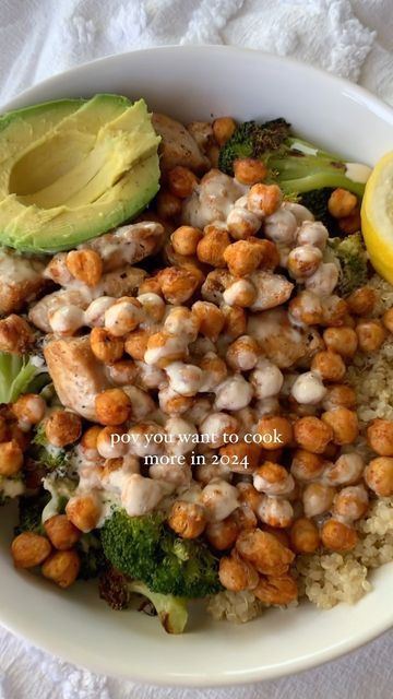 Healthywaysfordays on Instagram: "My most popular recipe ever is this Crispy Chickpea Quinoa Bowl with Lemon Honey Tahini 💚 So glad you all love this one as much as I do! Save and try it out, you will love it 🤠 #dEATS - quinoa, roasted broccoli, lemon pepper chicken, roasted crispy chickpeas, and the LEMON HONEY TAHINI DRESSING!!! + avocado + lemon wedge Directions: 1. Prepare quinoa according to package 2. Preheat oven to 425F. Drain and rinse chickpeas, spread them on a baking sheet. Spray chickpeas with cooking spray or drizzle them in olive oil. Sprinkle sea salt, black pepper, and paprika (or chile powder) on them for the seasoning. Bake for 15 min and then check on them. Put them in for 7 more minutes or until crispy. 3. Roast your broccoli drizzled with olive oil and sea salt/gar Lemon Honey Tahini, Chickpea Quinoa Bowl, Beer Chicken Crockpot, Crispy Chickpea, Chickpea Quinoa, Broccoli Lemon, Sheet Spray, Chicken Chickpea, Chicken Roasted