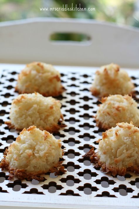 Easy Coconut Almond Macaroons- low carb, gluten free, sugar free, dairy free, but oh so yummy! Macaroons Recipe, Almond Macaroons, Thm Desserts, Low Carb Cookies, Low Carb Sweets, Coconut Almond, Thm Recipes, Coconut Macaroons, Low Carb Eating