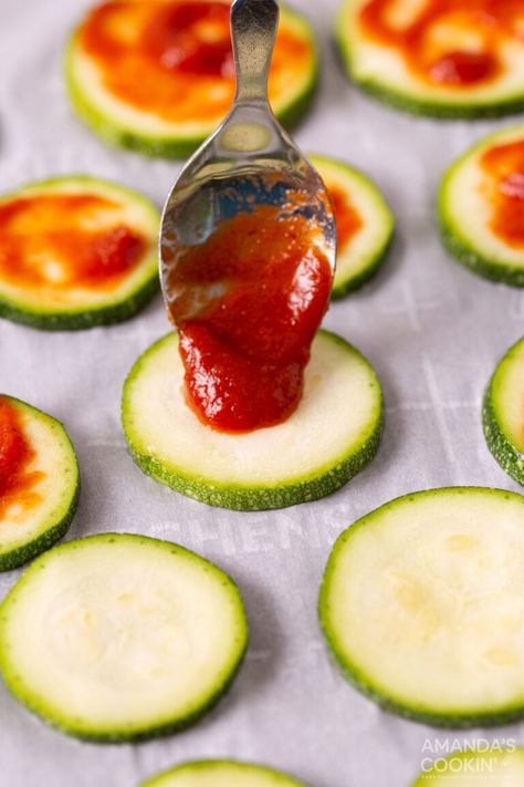 Zucchini Rounds, Low Carb Low Calorie, Zucchini Pizza Bites, Zucchini Pizza, Pizza Snacks, Pizza Sauce Recipe, Bake Zucchini, Zucchini Pizzas, Pizza Sauce Homemade