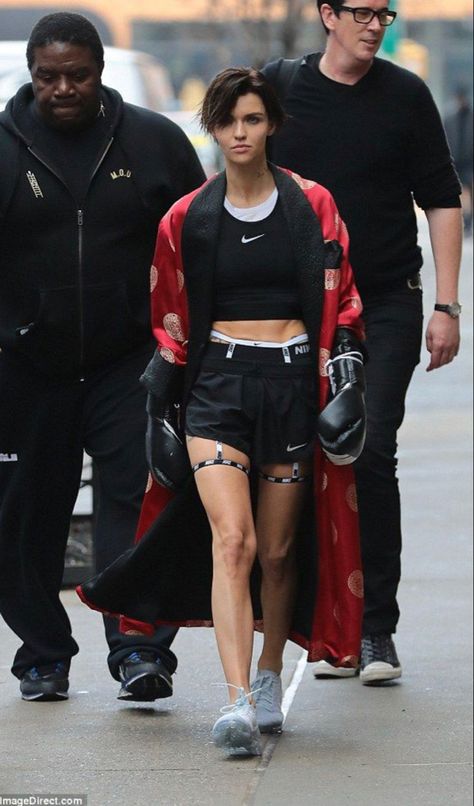 Female Boxer Aesthetic, Boxers Outfit Female, Ufc Girl, Boxer Gloves, Boxer Costume, Boxer Aesthetic, Kick Boxing Girl, Gloves Aesthetic, Female Boxer