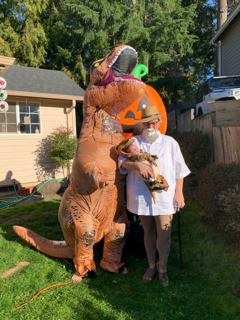 Family Jurrasic park costume, baby trex, mom john hammond, dad (giant) trex Jurassic Park Costume, John Hammond, Jurrasic Park, Slender Man, Slenderman, Family Costumes, Jurassic Park, Creative Ideas, Halloween