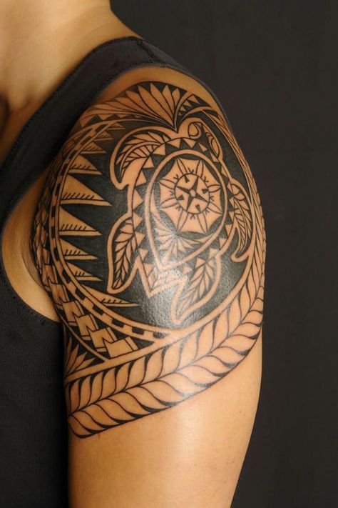 Shoulder Tattoos For Men - Designs on Shoulder for Guys Polynesian Tattoo Designs Shoulder, Filipino Polynesian Tattoo, Tattoo Tortuga, Manaquin Art, Eli Tattoo, Hawaiian Turtle Tattoos, Hippie Tattoos, Maori Tattoo Frau, Heron Tattoo