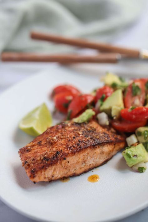 Grilled Salmon with Avocado Salsa Seafood Marinades, Paleo Salmon Recipe, Work Treats, Salmon With Avocado, Paleo Salmon, Salmon With Avocado Salsa, Thanksgiving Brunch, Blackened Salmon, Easter Menu