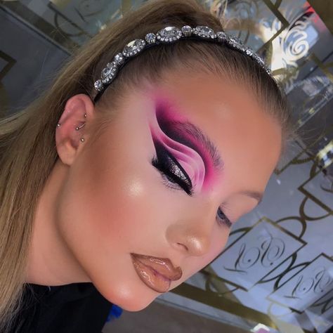 P.Louise Makeup Academy on Instagram: “𝐼𝓃 𝒶 𝓌𝑜𝓇𝓁𝒹 𝓌𝒽𝑒𝓇𝑒 𝓎𝑜𝓊 𝒸𝒶𝓃 𝒷𝑒 𝒶𝓃𝓎𝓉𝒽𝒾𝓃𝑔, 𝓫𝓮 𝓴𝓲𝓷𝓭.  Hey my babes,  We are all wishing you health, safety and lots of love here at P.Louise…” P Louise Makeup, P Louise, Eye Makeup Eyeshadow, Plouise Makeup Academy, Rainbow Makeup, Eyeshadow Base, Makeup Academy, Creative Makeup Looks, You Can Be Anything