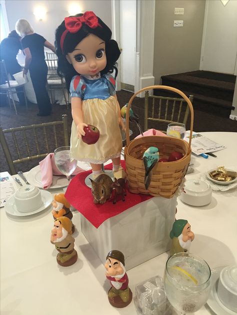 Snow White Theme Centerpieces, Snow White Centerpiece Ideas, Snow White Table Decor, Snow White Flowers Centerpiece, Snowwhite Party Centerpieces, Snow White Birthday Party Tables, Disney Princess Centerpieces, Paw Patrol Birthday Party Cake, Cinderella Baby Shower