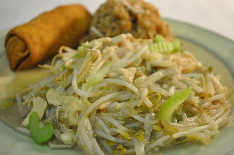 chow mein with bean sprouts | mein traditional chow mein with chicken and mainly fresh bean sprouts ... Chow Mein Recipe Bean Sprouts, Chop Suey Recipe Chinese, Crispy Chow Mein, Chinese Honey Chicken, Pork Chow Mein, Crispy Chow Mein Noodles, Vegetarian Chinese Recipes, Bean Sprout Recipes, Chow Mein Recipe