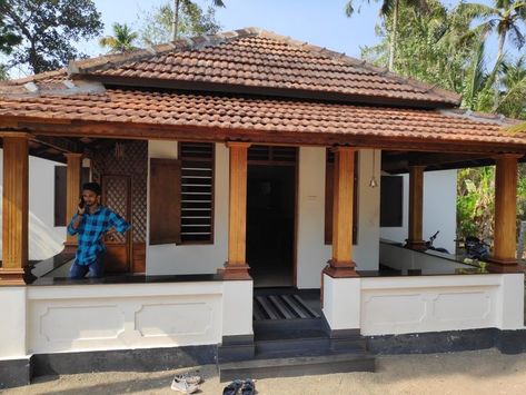 Indian Farmhouse Design Exterior, Old Village House Design, Kerala Style House, Old Village House, Kerala Homes, Chettinad House, Kerala Traditional House, Kerala Home, Vastu House