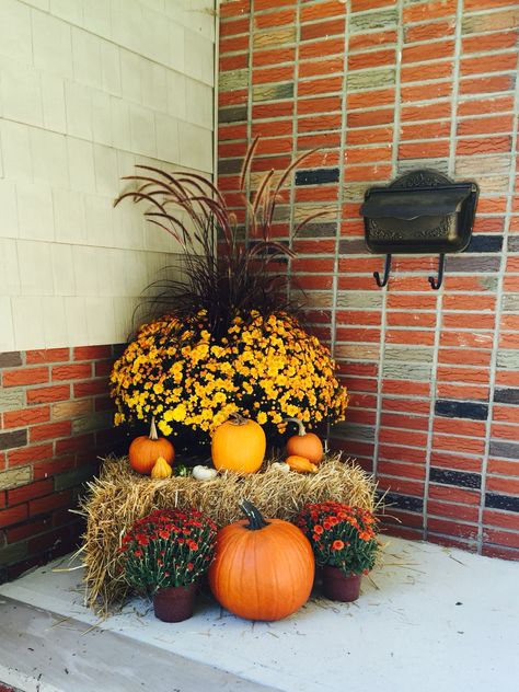 Fall Porch Decor Hay Bales, Simple Fall Outdoor Decor, Front Stoop Fall Decor, Fall Balcony, Farmhouse Style Living Room Decor, Porch Fall Decor, Fall Front Porch Decor Ideas, Porch Pumpkins, Autumn Wreaths For Front Door