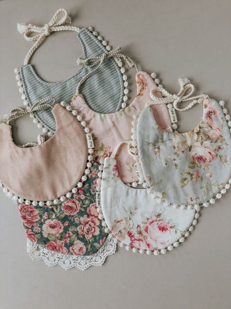 Billy Bibs, Diy Sy, Diy Baby Clothes, Sewing Baby Clothes, Vintage Baby Clothes, Baby Sewing Projects, Girls Bib, Baby Clothes Patterns