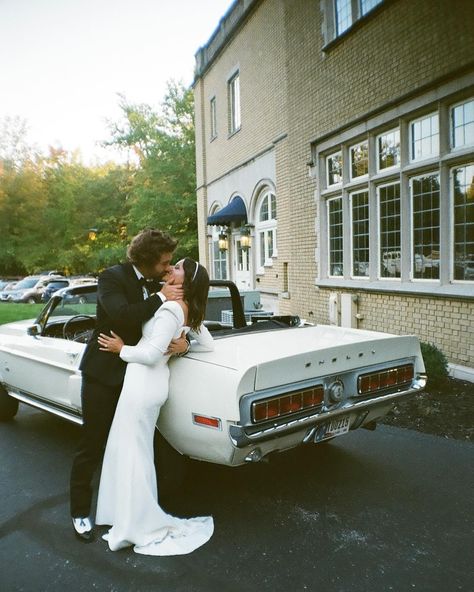 one thing I hope never goes out of wedding tradition is the getaway car 🥺 shot on digital + film How do y’all feel about the getaway car? 50s 60s Wedding Theme, Vintage Wedding Aesthetic 50s, Vintage Inspired Wedding Photos, Retro Wedding Photos, 60s Wedding Aesthetic, Retro Glam Wedding, Old Wedding Photos, Wedding Getaway Car, 1980s Wedding