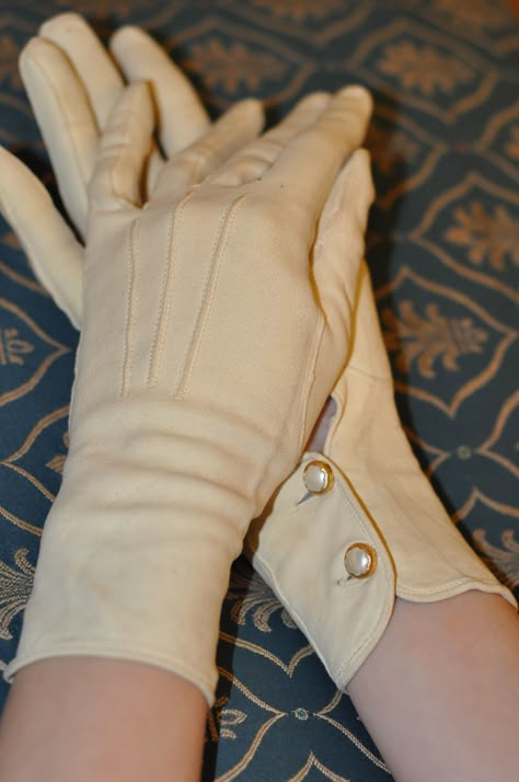 Found these amazing vintage super fine leather gloves in a second hand shop. Discovered they are touch screen compatible! Gloves Aesthetic, Idda Van Munster, Crochet Barefoot Sandals, Elegant Gloves, Sandals Patterns, Gloves Fashion, Vintage Gloves, Second Hand Shop, Patterns Ideas