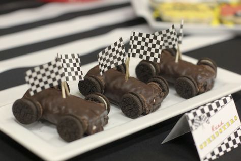 Racing Party Food, Bolo Hot Wheels, Brownie Ideas, Hotwheels Birthday Party, Racing Party, Chocolate Bar Wrapping, Hot Wheels Party, Hot Wheels Birthday, Birthday Bbq