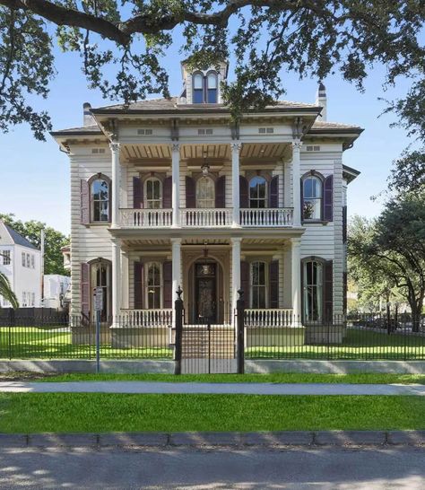 Anne Rice's Louisiana Mansion For Sale - Vampfangs® Gothic Architecture Interior, New Orleans Style Homes, Old House Design, New Orleans Architecture, Grand Hall, Stairs Architecture, Old Mansions, New Orleans Homes, Casas The Sims 4