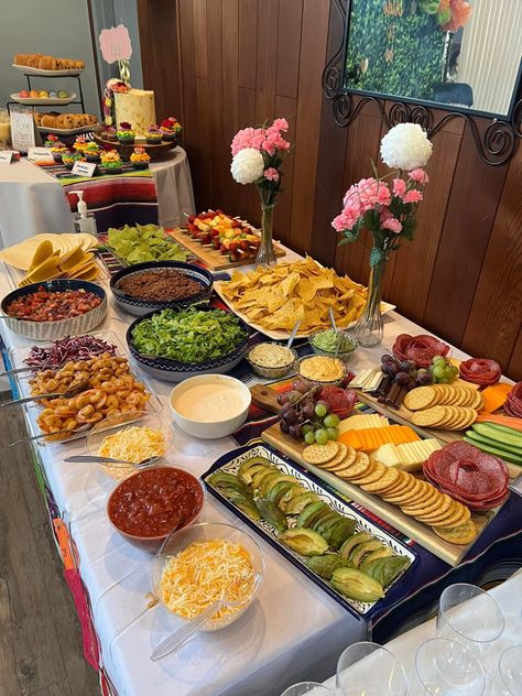 Carne Asada Table Set Up, Taco Bar Bday Party, Friendsgiving Taco Bar, Mexican Dinner Party Ideas Table Settings Taco Bar, Large Taco Bar Party, At Home Taco Bar, Taco Brunch Party, Cute Taco Bar Ideas, Fajitas Bar Party Ideas