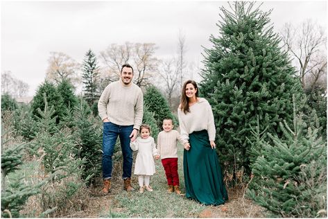 Tree Farm Family Photos Outfit, Winter Family Photos Outfits, Outfit Navidad, Holidays Outfits, Farm Outfit, Family Christmas Pictures Outfits, Christmas Photos Outfits, Christmas Pictures Outfits, Family Photo Outfit