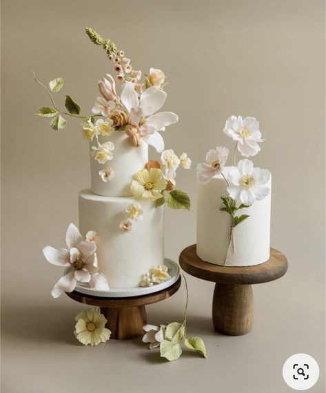 Wedding Cakes 2 Tier, Cakes 2 Tier, Cakes With Flowers, Chic Wedding Cake, 4 Tier Wedding Cake, Small Wedding Cakes, Beautiful Cake Designs, White Cakes, Cake Inspo