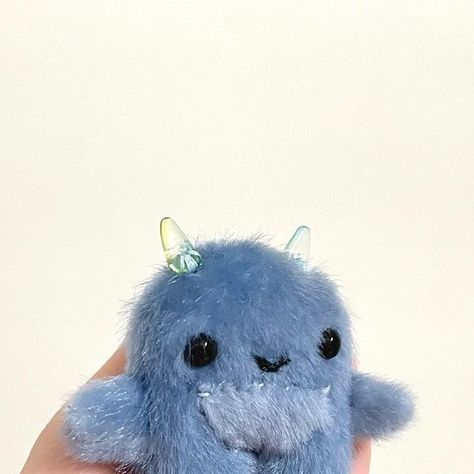 SophCraftsUK on Instagram: "Close up of the little mini monster! These minis are so cute to make and each one of designed by me, made by hand, and completely unique ♥️🌸 #gift #artbear #minibear #smallbusiness #smallbusinesssupport #smallbusinessuk #plushies #plushie #monster #love" Plushie Inspiration, Monster Plushies, Small Plushies, Plushies Diy, Small Business Uk, Mini Monster, Stuffed Toys, Plush Toys, So Cute