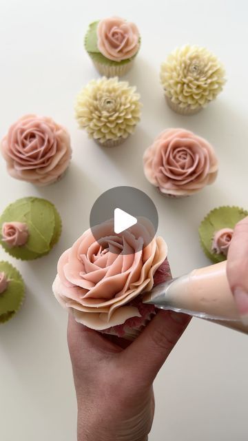 Frosting Flowers Tutorial, Piping Flowers Tutorial, Special Cupcakes, Icing Tutorials, Piped Flowers, Buttercream Flowers Cupcakes, Buttercream Flowers Tutorial, Ermine Frosting, Frosting Flowers