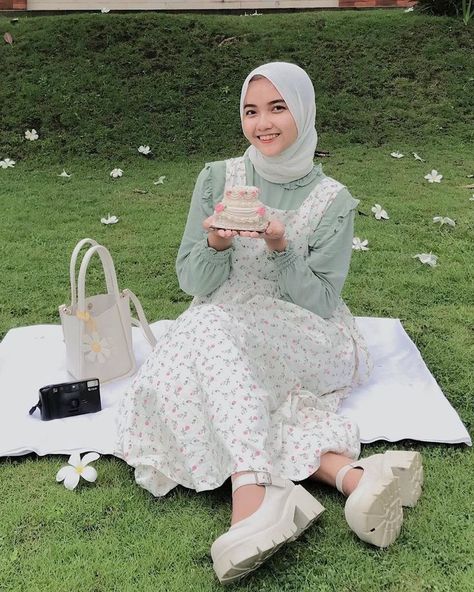 Blouse + dress di no 12 Ootd Aesthetic Vintage, Hijab Cottagecore Outfit, Dress Birthday Hijab, Ootd Overall Hijab Rok, Picnic Looks For Women, Gaun Vintage Hijab, Birthday Dress Hijab, Picnic Outfit Hijab, Cute Pastel Outfits Aesthetic