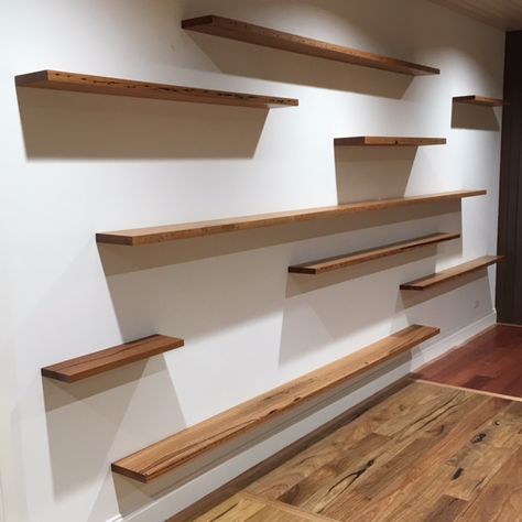 Diy Floating Shelves Living Room, Diy Shelves Design, Diy Shelves Ideas, Shelves Living Room, Workspace Ideas, Creative Bookshelves, Floating Shelves Living Room, Timber Shelves, Wall Decor Storage