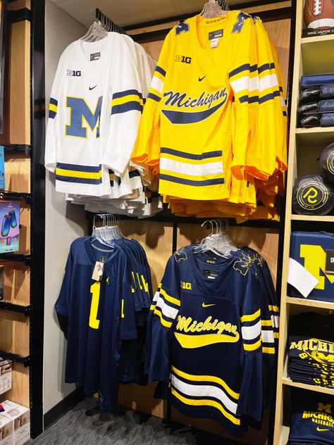 Michigan University Hockey, University Of Michigan Volleyball, U Of M Aesthetic, University Of Michigan Outfit, U Of M University Of Michigan, Michigan State University Aesthetic, Michigan University Aesthetic, University Of Michigan Aesthetic, University Of Michigan Hockey