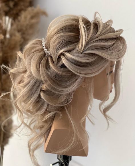 Braided Wedding Hairstyles, Wedding Hair Up, Bridal Hair Buns, Bridal Hair Inspiration, Elegant Wedding Hair, Long Hair Wedding Styles, Wedding Hair Inspiration, Hairstyles For Medium Length Hair, Braided Hairstyles For Wedding