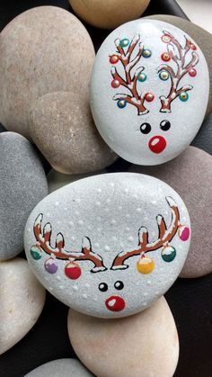 Christmas Pebble Art, Diy Rock Art, Painted Rocks Kids, Christmas Rock, Painted Rocks Craft, Rock Painting Patterns, Rock Painting Designs, Stone Crafts, Rock Painting Art