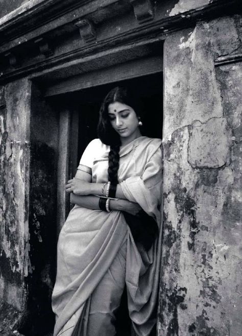 Indian woman in a sari in black and white that adds a classic charm | www.culturallyours.com | #indian #culture #sari #indiantraditions Makeup Shoot, Chica Cool, Saree Poses, Vintage Photoshoot, Vintage India, Indian Photoshoot, Saree Photoshoot, Black And White Photograph, Vintage Bollywood