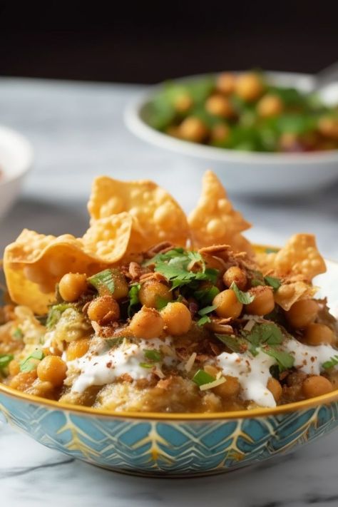 Samosa Chaat Recipe, Gujarati Snacks, Chickpea And Spinach Curry, Samosa Chaat, Chickpea Coconut Curry, Eid Food, Cold Coffee Recipes, Indian Appetizers, Goan Recipes