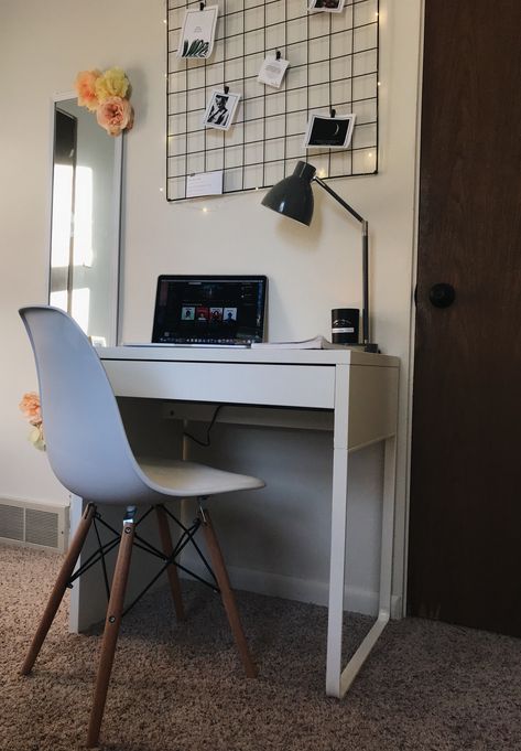 Small Desk For Small Bedroom, Simple Small Desk, Small Room With Desk Ideas, Bedroom Chair Ideas Small Spaces Corner, Small Desk And Chair, White Ikea Desk Setup, Small White Desk Bedroom, Small Desk Ideas Bedrooms Simple, Ikea Small Desk Ideas