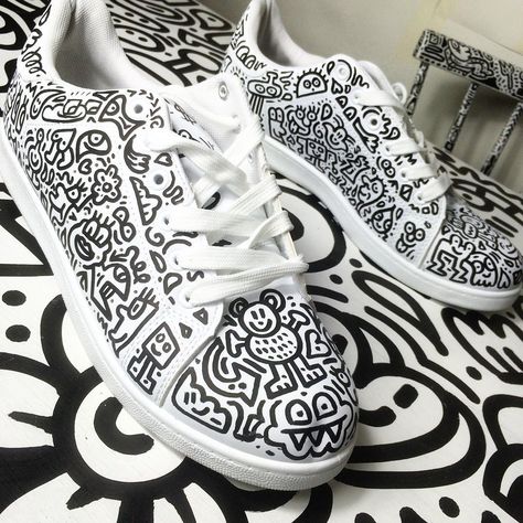 Shoe Doodles Converse, Doodles On Shoes, Doodles On Converse, Spiderman Doodles, Shoes Doodle, Mr Doodle, Shoes Artwork, Doodle Shoes, Sharpie Shoes