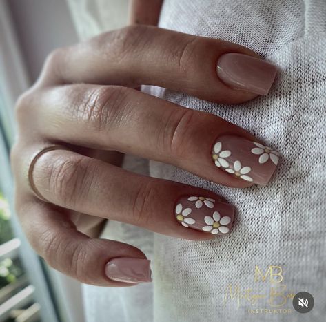 Minimalist Floral Nail Art, Neutral Nails With Daisy, Cute White Nails With Flowers, White Flowers Nail Art, Flower Shellac Nails, Nude Nails White Flowers, Nuteral Nails Cute Design, White Flowers On Nails, Neutral Nails With Flowers