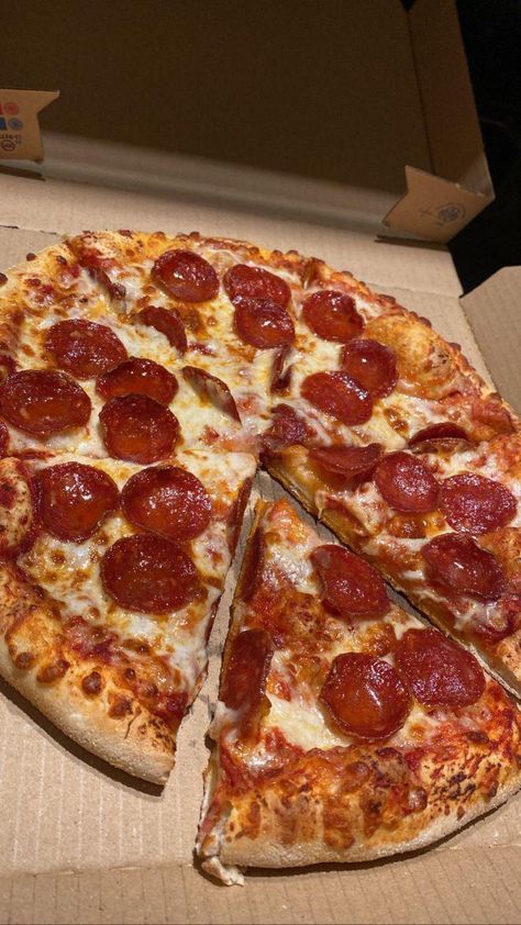 Dominos Pizza Pepperoni, Pizza Aesthetic Pictures, Pizza Astethic, Pics Of Pizza, Pictures Of Pizza, Pizza Pic, Dinner Pizza, Birthday Pizza, Pizza Aesthetic